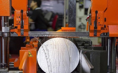 南康立式金属带锯床切削出现跑带故障解决方法！